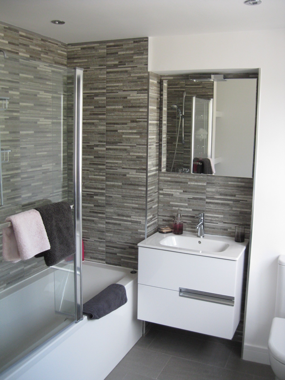 Modern bathroom with tiled walls